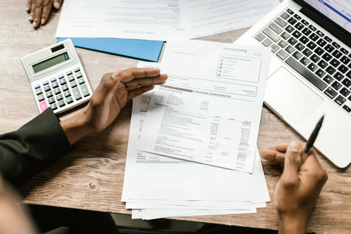 Élu CSE mettant à jour le règlement intérieur sur un ordinateur