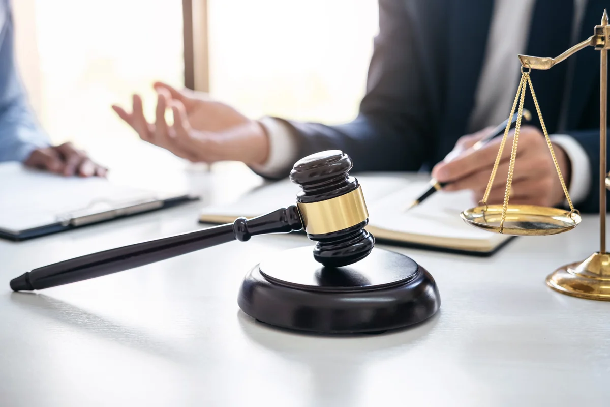 Élu CSE consultant un document juridique devant le tribunal judiciaire pour contester une désignation CSSCT
